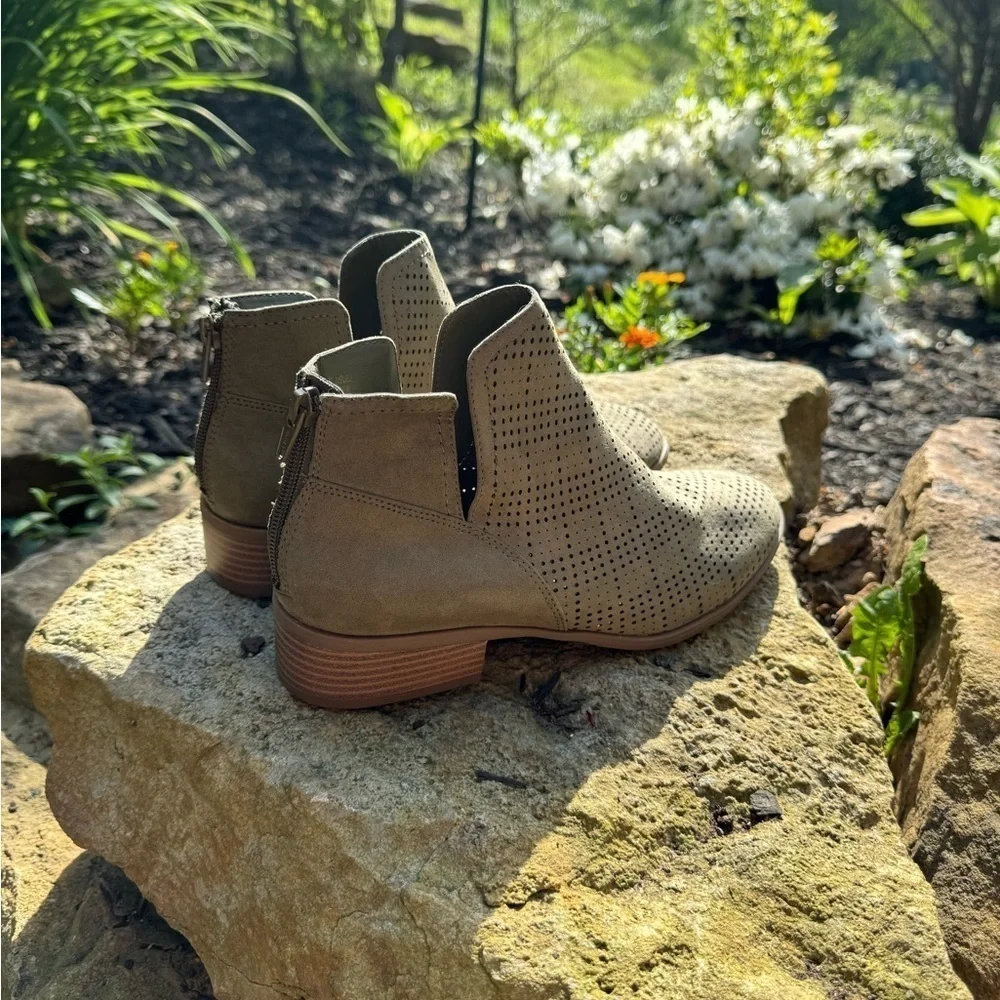 Francesca’s olive green booties size 8 1/2m